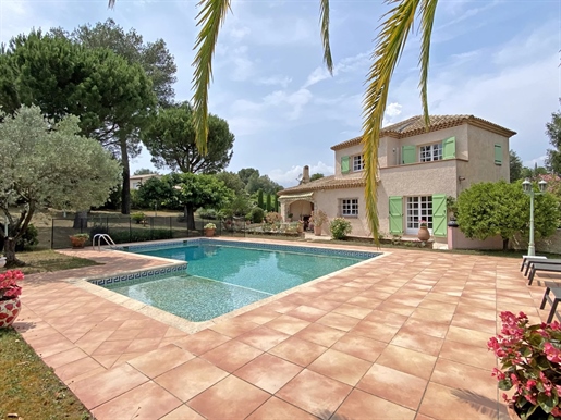 Au calme absolu, dans un quartier très résidentiel, belle villa provençale en excellent état.