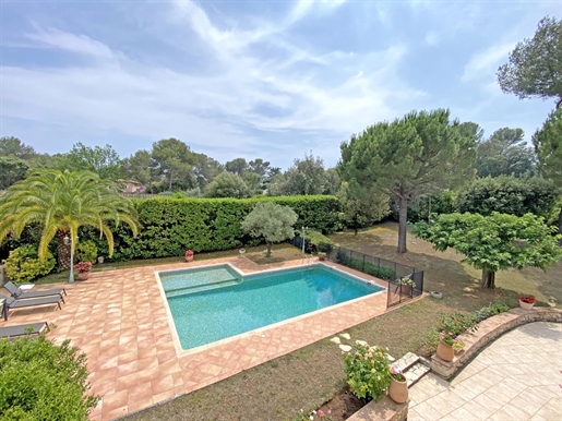 In absolute calm, in a very residential area, beautiful Provencal villa in excellent condition.