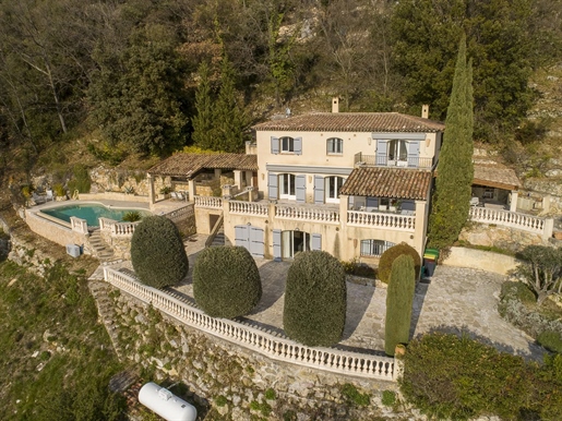 Wonderful elevated views down to the coast and out to sea, family Provencal villa with 5 bedrooms.