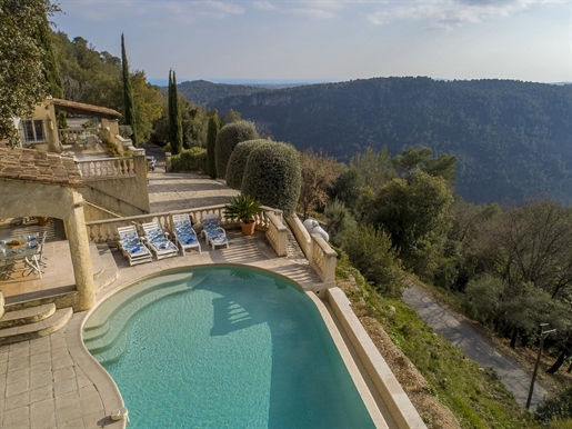 Prachtig verhoogd uitzicht tot aan de kust en de zee, familie Provençaalse villa met 5 slaapkamers.