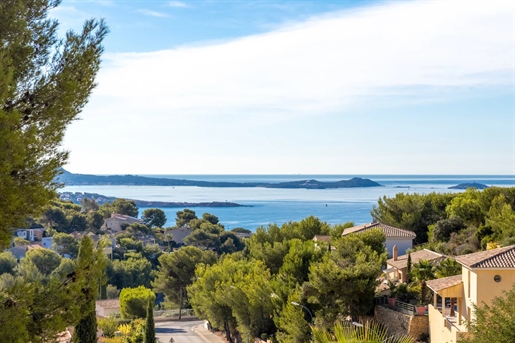 Sea View Villa Heights Of BANDOL

Very nice modern style villa of about 280m2 on the heigh