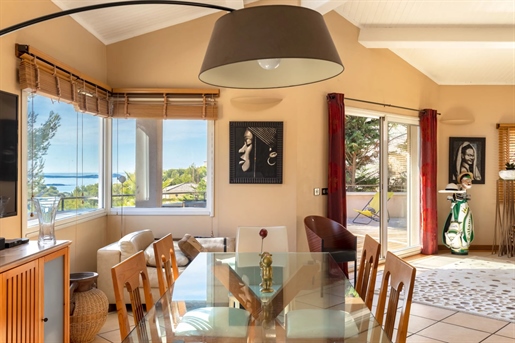 Sea View Villa Heights Of BANDOL

Very nice modern style villa of about 280m2 on the heigh