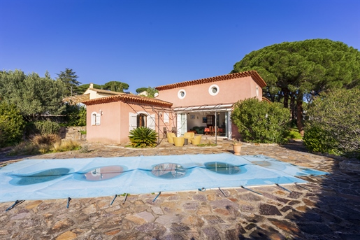 Magnifique villa de caractère avec piscine à Cavalaire. 

Idéalement situé à 700 mètres