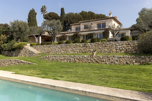 Rare - Situated on the hills above Le Cannet, in a dominant position overlooking the harbour of Cann