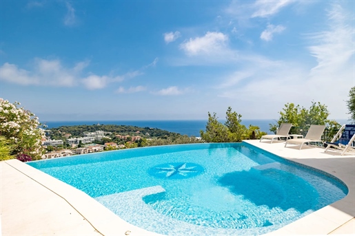 In a very popular area, in a co-ownership of only four apartments and communal pool, exceptional sea
