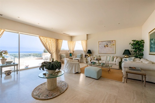In a very popular area, in a co-ownership of only four apartments and communal pool, exceptional sea