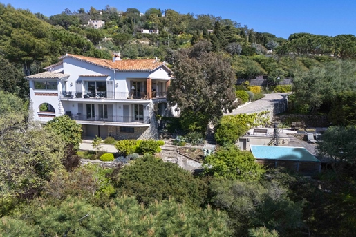 Perfectly located on the residential hill of La Croix des Gardes in Cannes, close to the city center