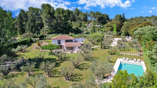 In the countryside of Maussane les Alpilles and just 5 minutes from the village centre. 

