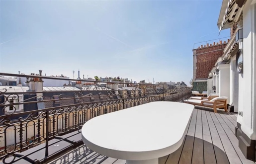 Paris Xvi Victor Hugo Pompe : Penthouse duplex apartment with terrace

Situated on the 6th