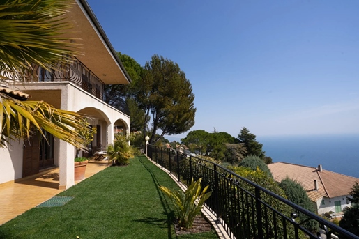 Located in La Turbie, in a private landscaped estate close to the golf course, charming Provencal-st