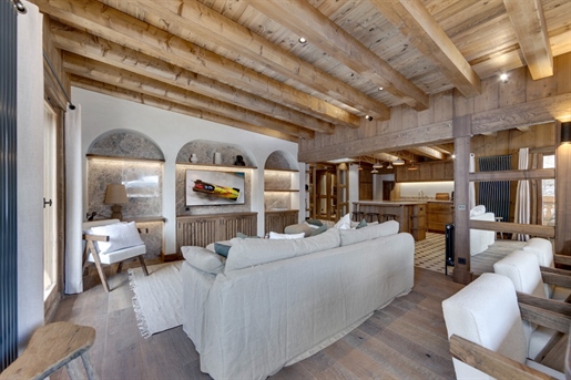 Discover the magnificent renovation of this 108 m2 apartment, which sleeps 8 in the prestigious reso