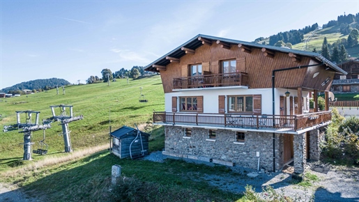 Ideally located at the edge of the slopes of the Espace Diamant, this chalet, built in 1962, with a