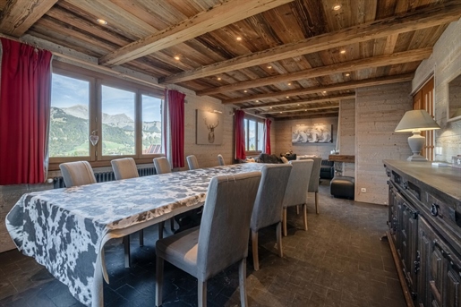 Ideally located at the edge of the slopes of the Espace Diamant, this chalet, built in 1962, with a