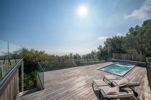 This charming villa, nestled in the hills just a few minutes from Monaco, enjoys a peaceful and gree
