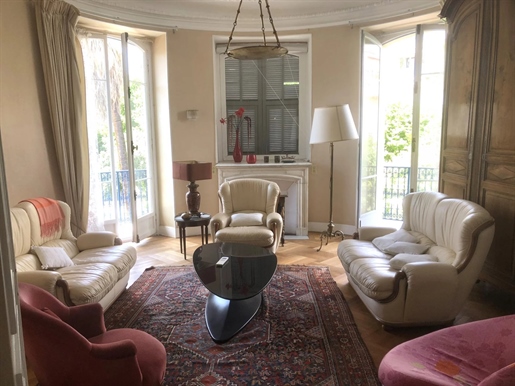 In the heart of the city, in a luxury bourgeois building with lift, 180 m2 apartment located on an u