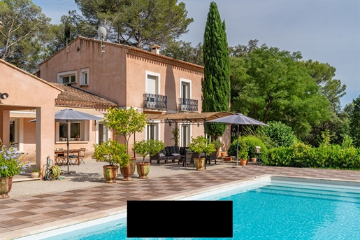 Here is a superb architect-designed Bastide-style villa, nestled in the heart of a magnificent and p