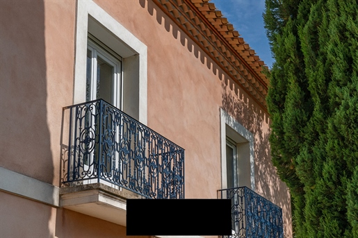 Hier befindet sich eine prächtige, von Architekten entworfene Villa im Bastide-Stil, eingebettet in