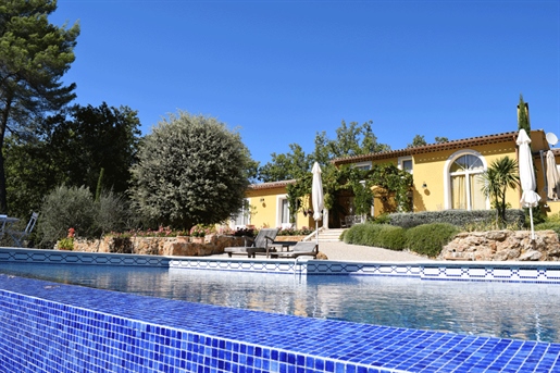 Situated on an enclosed plot of 6510 m2, come and discover this lovely family home which has 253 m2