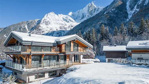 Situé au cœur des Praz, ce chalet de 245 m2 allie charme alpin et design moderne