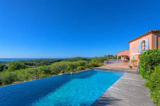 Situated in a dominant position in Sanary, this one-hectare property boasts superb panoramic sea and