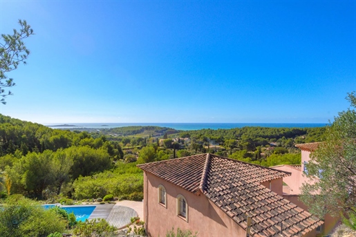 Situated in a dominant position in Sanary, this one-hectare property boasts superb panoramic sea and