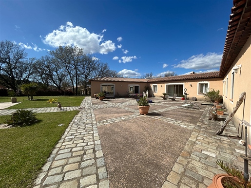 With an impressive driveway, come and discover this lovely family home, located 15 km from Aix en Pr