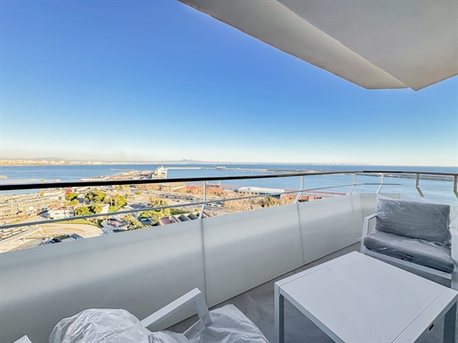 Located on the 14th floor on the Paseo Maritimo in direct location to the Club de Mar and Porto Pi,