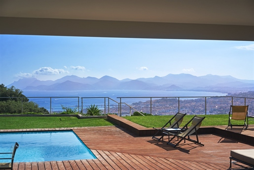 Large contemporary style villa, enjoying a breathtaking view of the sea and Esterel. Pleasant garden