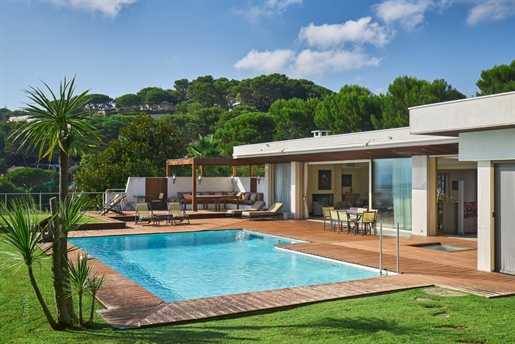 Large contemporary style villa, enjoying a breathtaking view of the sea and Esterel. Pleasant garden