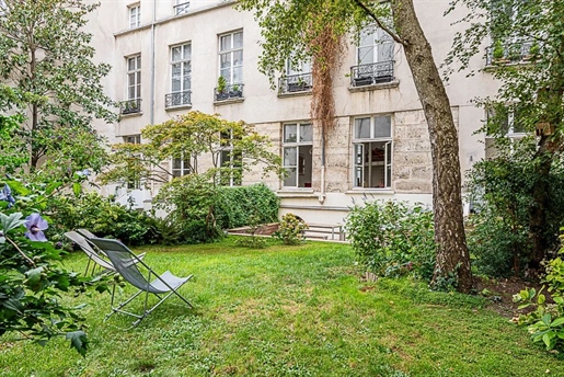 Paris 4th rare bright triplex apartment with large private garden.

In the heart of the Ma