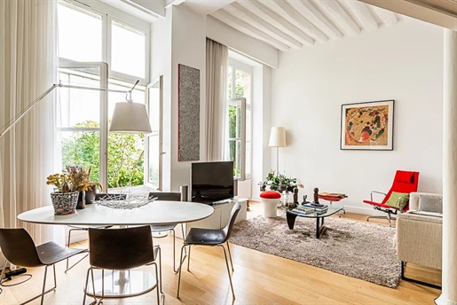 Paris 4th rare bright triplex apartment with large private garden.

In the heart of the Ma