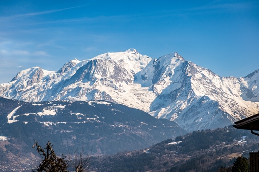 Située dans un hameau calme et face à la chaîne du Mont-Blanc dans le charmant village de Combloux,