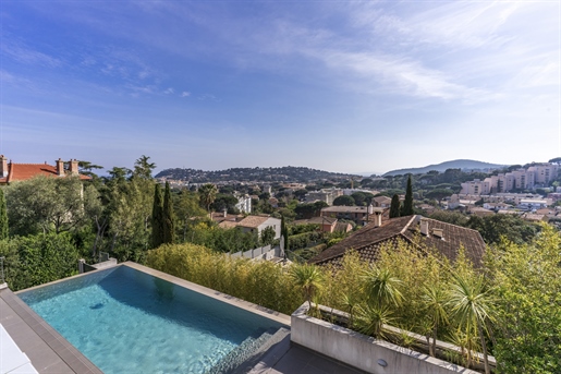 Magnificent contemporary style villa in Cavalaire. 

Ideally located 750 meters from the c