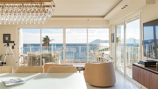 Appartement lumineux avec vue sur la Méditerranée.

Situé à l’étage élevé d’une résidence de luxe s
