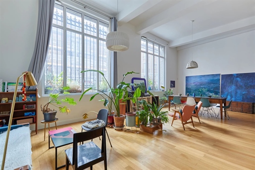 Paris 18th, very well appointed loft with grand high ceilings...

In a beautiful building