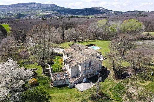 To the north-east of the Luberon park, facing the Lure mountain, this old mill is located at the con