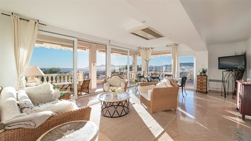 In a luxury residence in a sought-after residential area of Le Cannet, this top-floor apartment boas