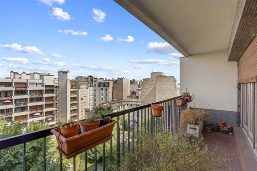 Paris 16th, in this affluent neighbourhood, come and discover this spacious apartment with balcony