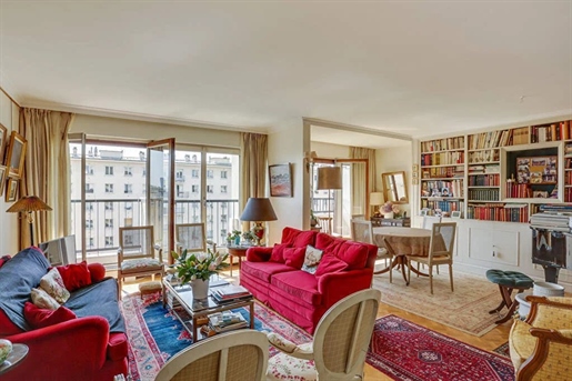 Paris 16ème, dans ce quartier cossu, venez découvrir ce spacieux appartement avec balcon