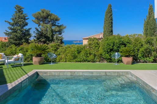Situated in Sanary, overlooking the Bay of Bandol, this beautiful contemporary villa offers around 2