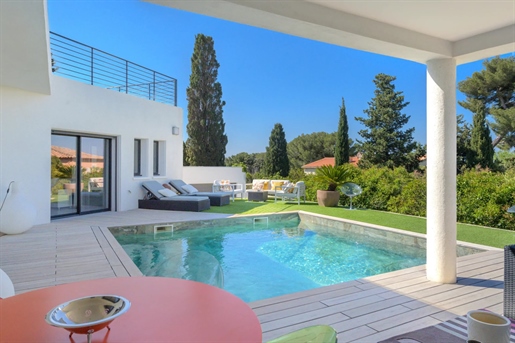 Situated in Sanary, overlooking the Bay of Bandol, this beautiful contemporary villa offers around 2