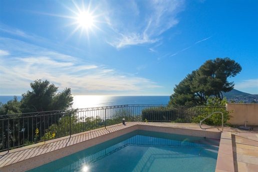 Exceptional sea views for this villa in the sought after Mont des Oiseaux domaine, offering peace an