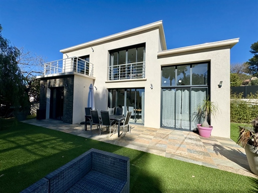 Ideally located within walking distance of the port and the sea, you& 039 ll love this contemporary