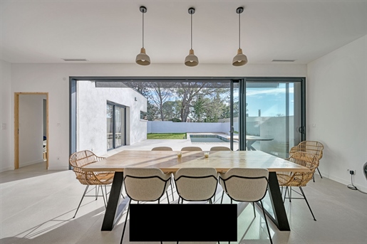 Just 700 metres from the dome, in the most sought-after district of Nimes, this bright contemporary