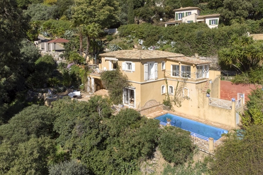 Located at the top of the hills, overlooking the bay of Cavalaire-sur-Mer, beautiful villa enjoying