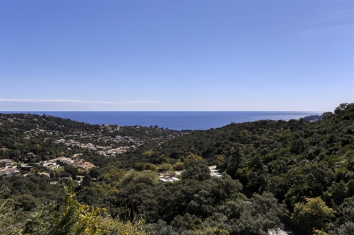 Located at the top of the hills, overlooking the bay of Cavalaire-sur-Mer, beautiful villa enjoying