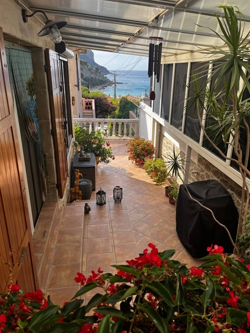 Cassis - Just 200 metres from the port, with views of the village and Cap Canaille and a lovely esca