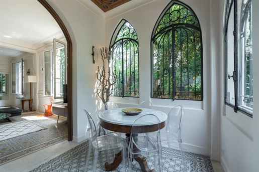 Located in the heart of the historic center of Nice, the Villa du Chateau de la Tour enjoys an excep