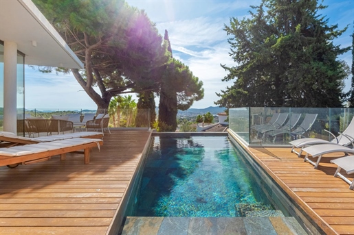 In a quiet, residential area of Sanary, in a dominant position, this beautiful contemporary villa is