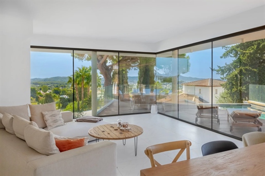 In a quiet, residential area of Sanary, in a dominant position, this beautiful contemporary villa is